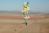 Video: Kỳ lạ hành trình khám phá hoang mạc Nam Phi với 100 quả bóng bay