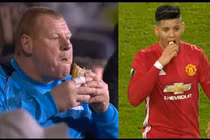 Hình ảnh “hài hước” khi cầu thủ ăn trong trận đấu