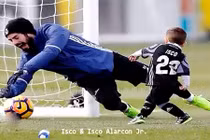 Những giây phút tuyệt đẹp của cầu thủ cùng con bên “trái bóng“