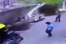 Kinh hoàng cảnh tượng bức tường đổ sập xuống người đi đường