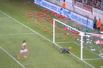 Những pha ghi bàn hài hước nhất lịch sử bóng đá