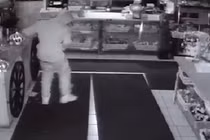 Đột nhập nhà hàng, ăn chục quả chuối rồi lăn ra ngủ