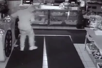 Đột nhập nhà hàng, ăn chục quả chuối rồi lăn ra ngủ