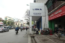 Những căn nhà đặc biệt “ôm trọn vỉa hè” Hà Nội 