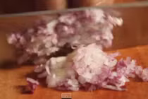 Mẹo thái hành tím cực nhanh không cay mắt