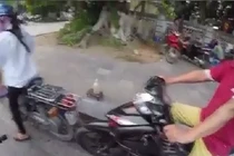 Người đàn ông quát tháo, húc đuôi xe người phụ nữ dừng đèn đỏ