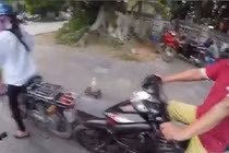 Người đàn ông quát tháo, húc đuôi xe người phụ nữ dừng đèn đỏ