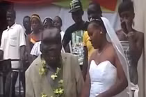 Cuộc sống viên mãn khó tin của người đàn ông "mặt quỷ"