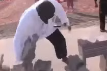 Người đàn ông đập nát 100 chồng gạch trong 1 phút 30