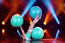 Gái trẻ trườn bò trên bóng ngoạn mục đến khó tin