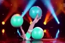 Gái trẻ trườn bò trên bóng ngoạn mục đến khó tin