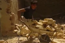 Nghị lực phi thường của cậu bé chỉ có một chân