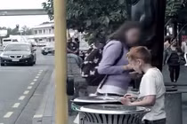 Cậu bé vô gia cư bới rác ăn, người qua đường dửng dưng