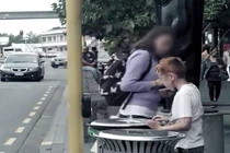 Cậu bé vô gia cư bới rác ăn, người qua đường dửng dưng