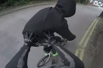 Video: Cướp điện thoại, bị truy đuổi đến mức bỏ của chạy lấy người