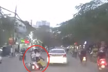 Clip hai thiếu nữ suýt bị nghiền nát vì lấn làn ẩu