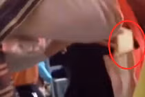 Đạo chích thản nhiên rạch túi, trộm ví trên xe buýt