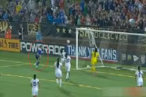 Pha ghi bàn bằng ngực hiếm có của nữ cầu thủ Mỹ