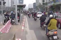 Chán nản những pha luồn lách “ăn gian” đường ở ngay Thủ đô