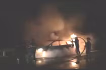 Ô tô đang chạy bất ngờ bốc cháy, bình cứu hỏa mini cũng vô dụng