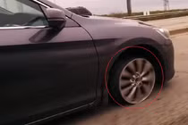 Choáng với tài xế lái xe trên cao tốc không cần lốp