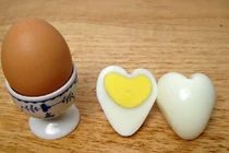 Cách làm trứng luộc hình trái tim cực dễ