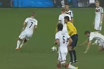 Những tình huống đá phạt bị “lỗi” hài hước