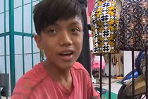 Chàng trai nghèo sửa giày miễn phí trên phố Sài Gòn