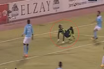 Tình huống ngả người đốt lưới nhà hiếm thấy của thủ môn