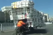 Thót tim với xe tự chế chở hàng quá khổ