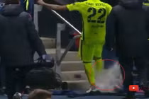 Khoảnh khắc cầu thủ tức giận đá tung chai nước