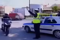 Bị CSGT ra hiệu dừng xe, thanh niên đi môtô làm điều khó tin