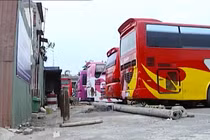 Kỳ lạ khu dân cư “kẹt” giữa bến xe Nước Ngầm, Hà Nội