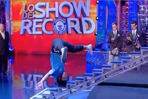 Thán phục chàng trai lập kỷ lục leo bậc thang bằng đầu