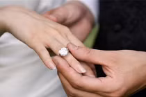 Người phụ nữ bị đuổi khỏi nhà vì cưới vợ hai cho... chồng