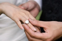 Người phụ nữ bị đuổi khỏi nhà vì cưới vợ hai cho... chồng