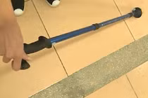 Học sinh Lào Cai chế gậy thông minh cho người cao tuổi