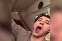 Biểu cảm hài hước của bà khi nhìn cháu làm ảo thuật dị