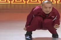 Kinh ngạc dị nhân thân mềm như bún, uốn dẻo siêu phàm