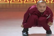 Kinh ngạc dị nhân thân mềm như bún, uốn dẻo siêu phàm