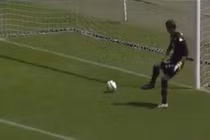 Thủ môn hồn nhiên đá phản lưới nhà ở Serie A