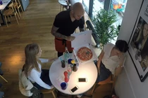 Ảo thuật gia khiến thực khách sốc với toàn chiêu lạ