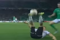 Pha lấy bóng đẳng cấp như trong truyện tranh Jindo