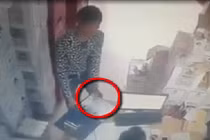 Trộm nhanh tay cuỗm điện thoại ngay trước mặt nhân viên