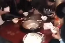 Mải nhìn điện thoại lúc ăn và cái kết “cạn lời“