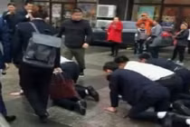 Không đạt doanh số, nhân viên bán hàng “tự nguyện” bò lê trên đường