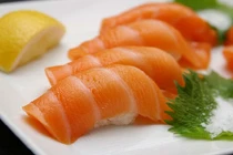 Xem người Nhật làm sushi cá hồi thượng hạng