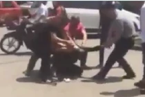 Cầm dao cướp tiền phụ nữ trên phố bị dân quây đánh tơi tả