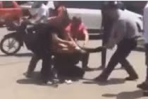 Cầm dao cướp tiền phụ nữ trên phố bị dân quây đánh tơi tả