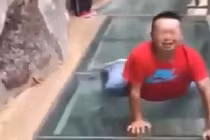 Thanh niên khóc thét khi đi trên cầu kính kinh hoàng nhất Trung Quốc